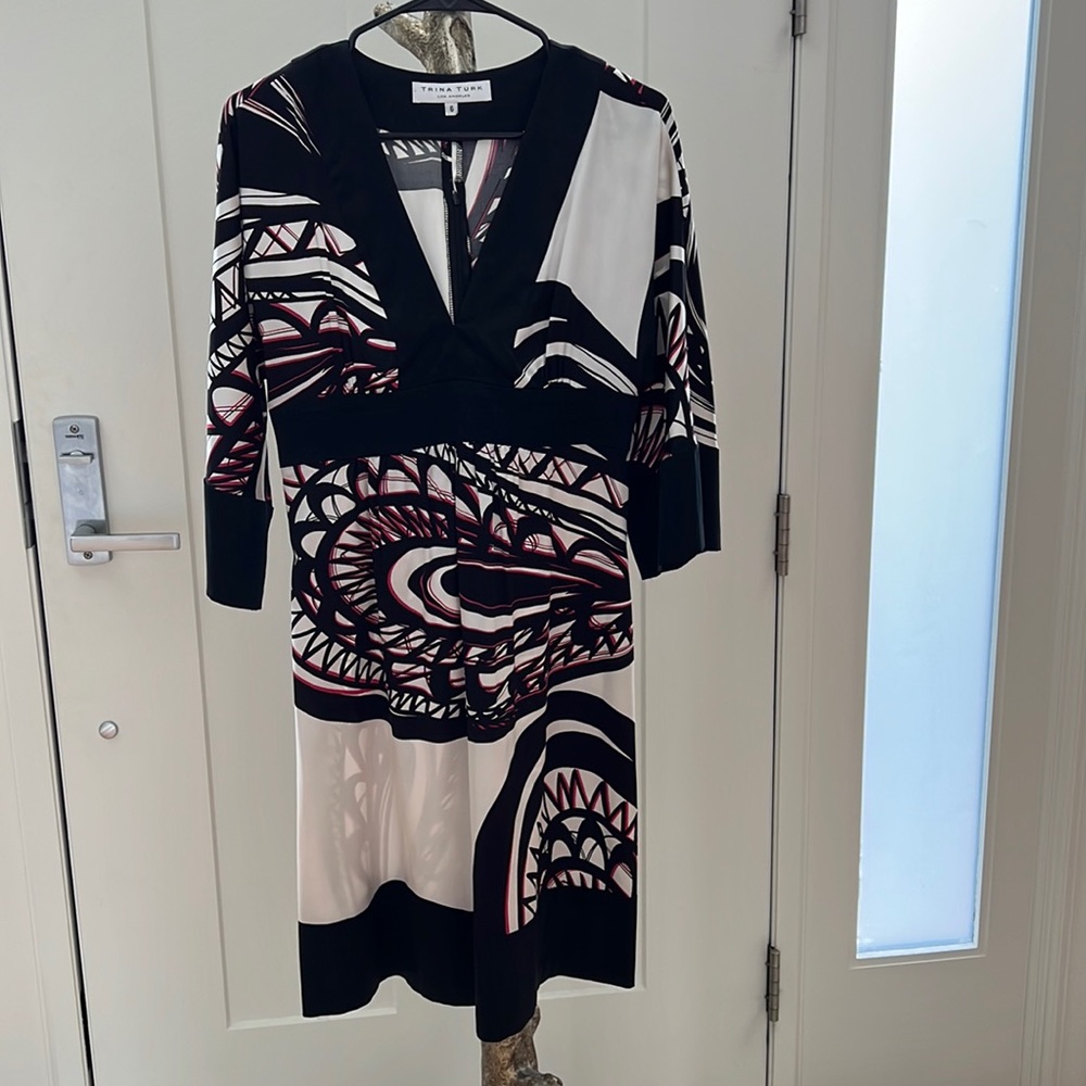 Trina Turk like new silk spandex print dress size 6. Light weight versatile